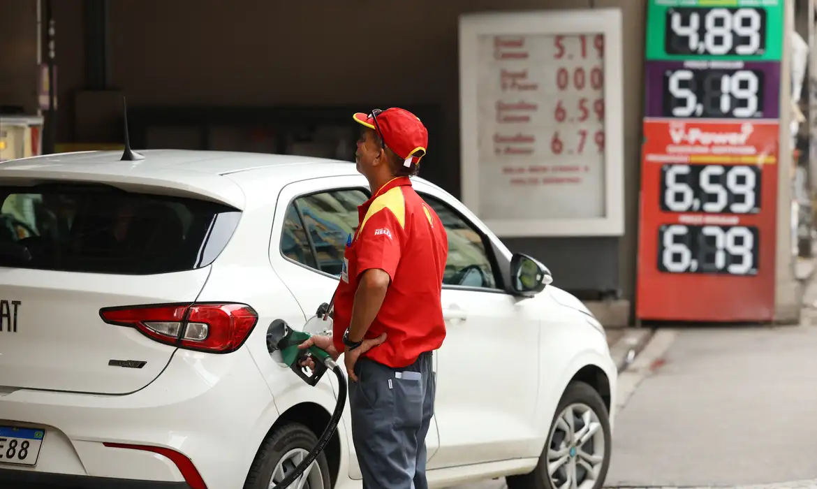 Aumento do Etanol na Gasolina Gera Debates e Preocupações - Imagem do artigo original