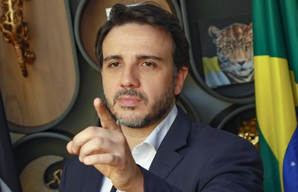 Renan Santos Lança Candidatura e Ataca Lula e Flávio - Imagem do artigo original