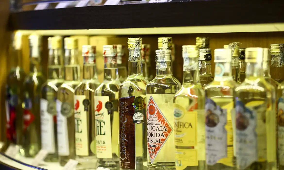 Estabelecimentos de Cachaça Crescem 21% no Brasil em 2025 - Imagem do artigo original