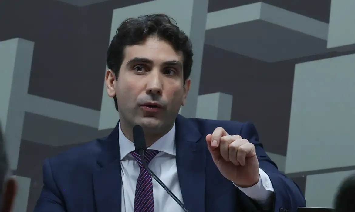 Galípolo critica empresas por uso do FGC e cobra reguladores - Imagem do artigo original