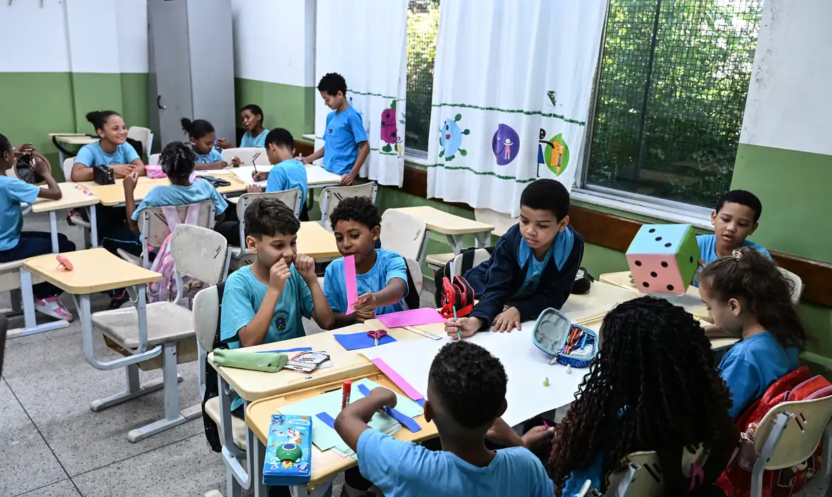 Ensino Integral Impulsiona Aprendizado de Alunos Vulneráveis - Imagem do artigo original