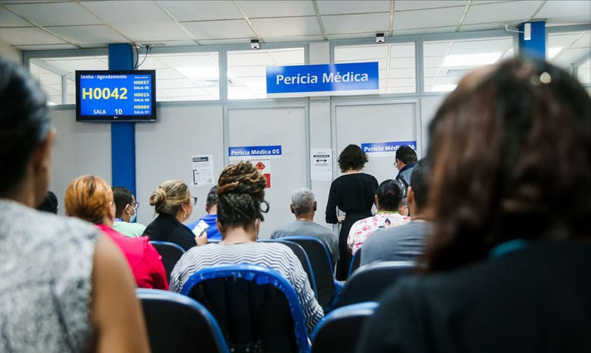Fila de Espera do INSS Cai: Requerimentos Atingem Mínimo - Imagem do artigo original