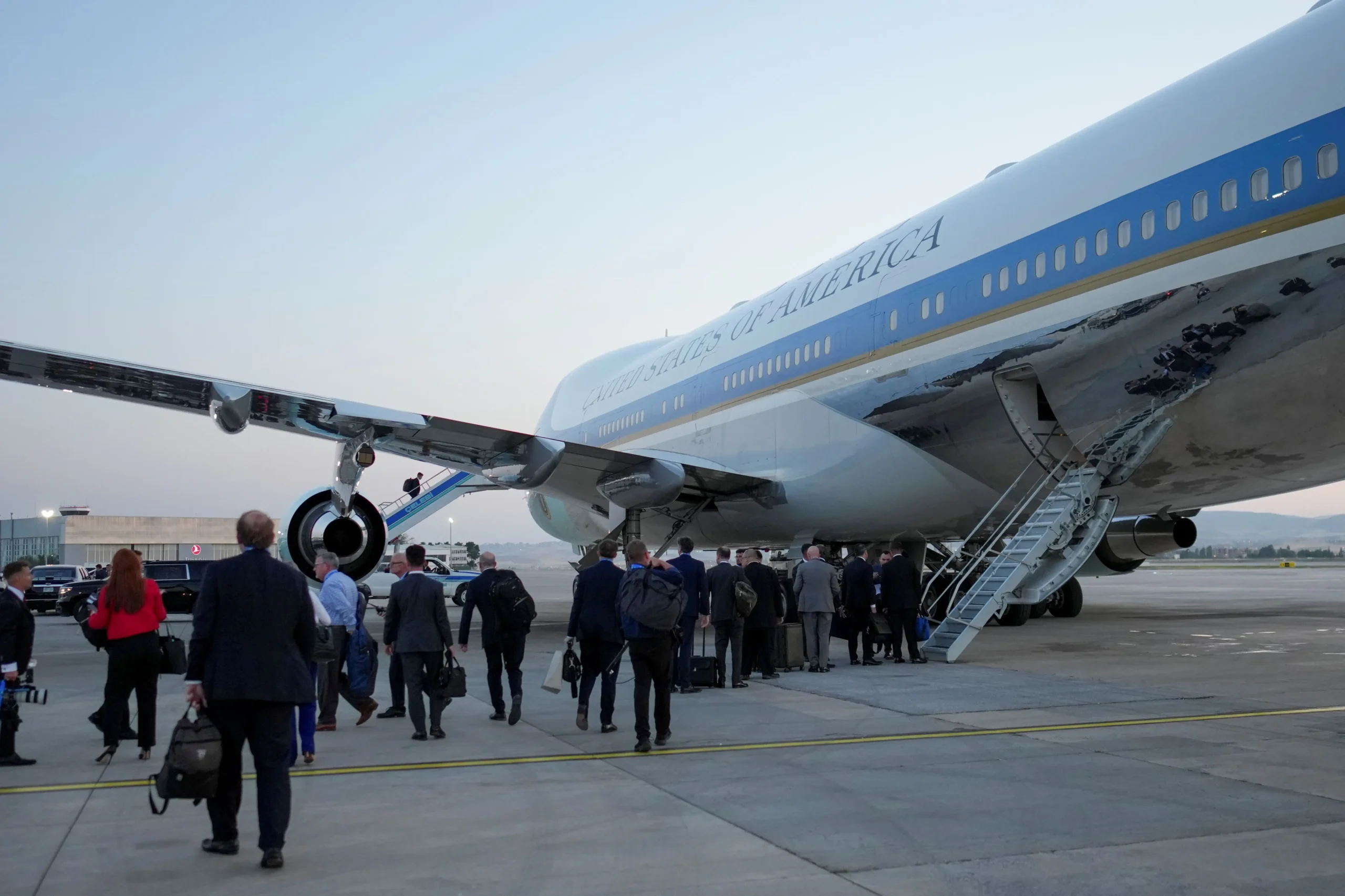 Air Force One Vira Avião-Isca para Proteger Trump - Imagem do artigo