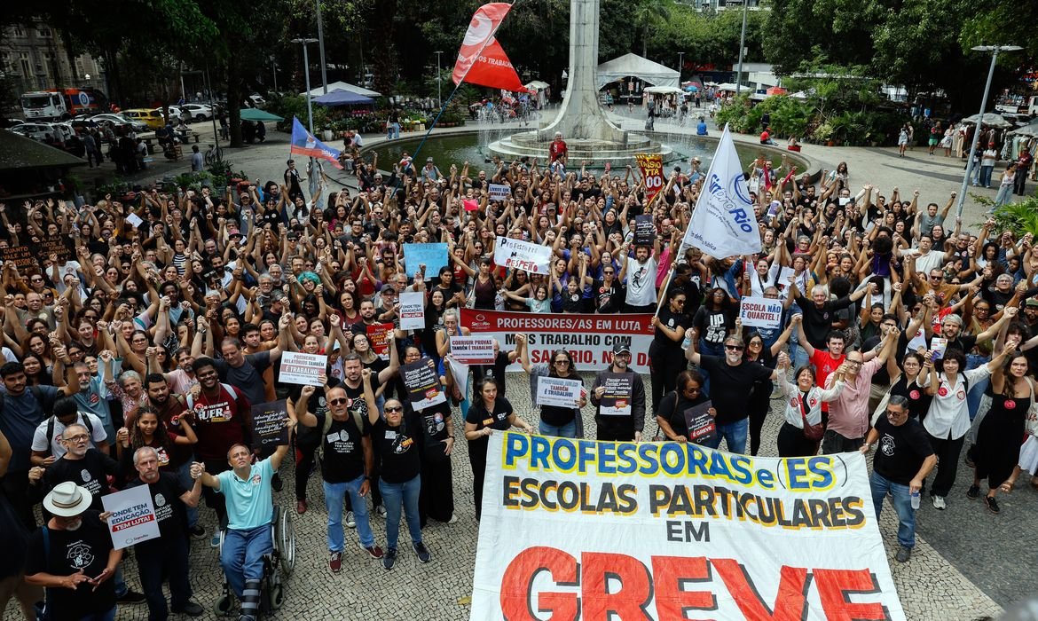 Greve de Professores de Escolas Particulares no Rio por Reajuste - Imagem do artigo original