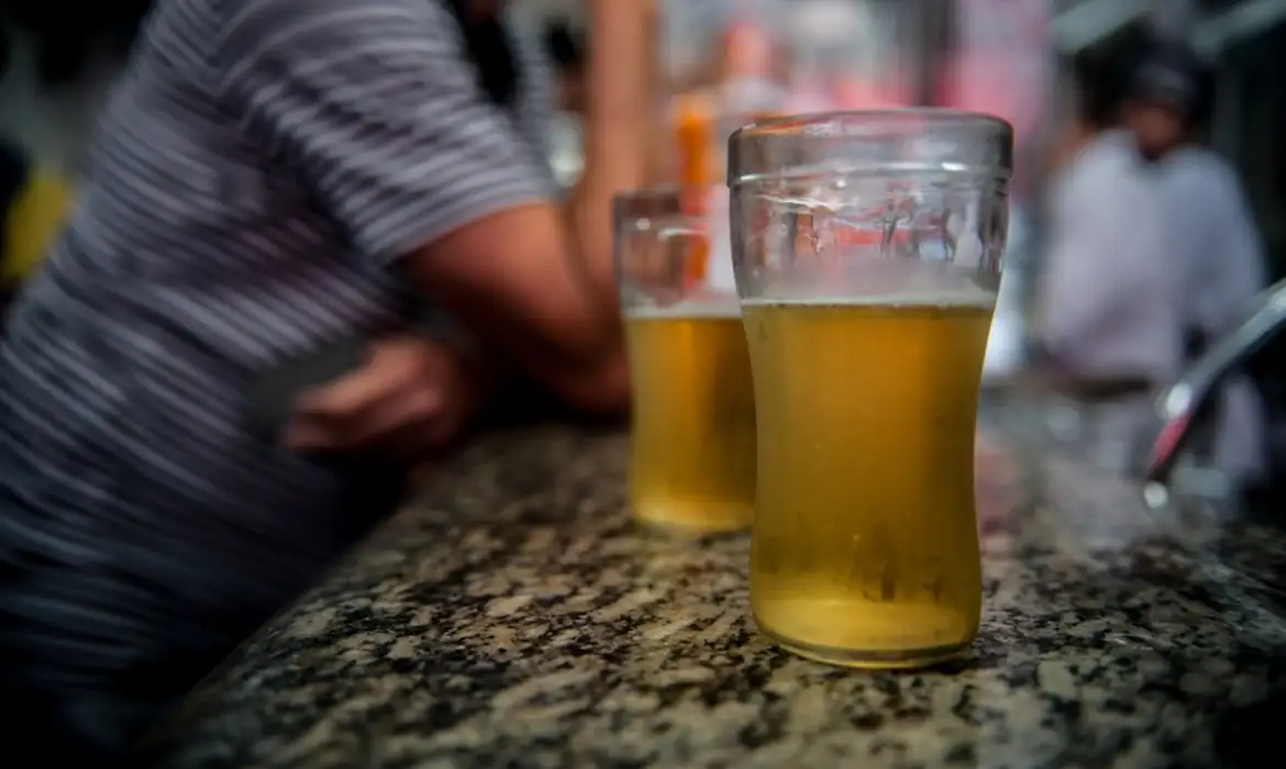 Álcool e Tabaco: Risco de Cegueira Alerta Especialistas - Imagem do artigo original