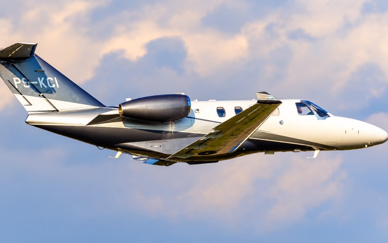 Quem define rota de avião? Piloto e controle aéreo - Imagem do artigo