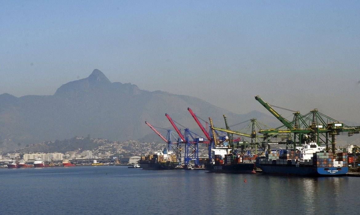 Brasil Reduz Previsão de Superávit Comercial 2026 - Imagem do artigo original