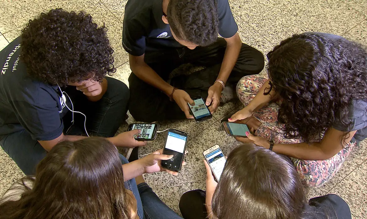 Pesquisa Locomotiva: 82% Reprovam Crianças Pequenas Com Celular - Imagem do artigo original