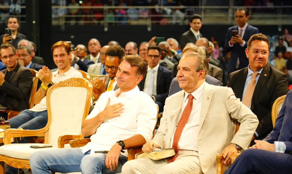 Flávio Bolsonaro se reúne com prefeitos e vereadores em SP - Imagem do artigo original