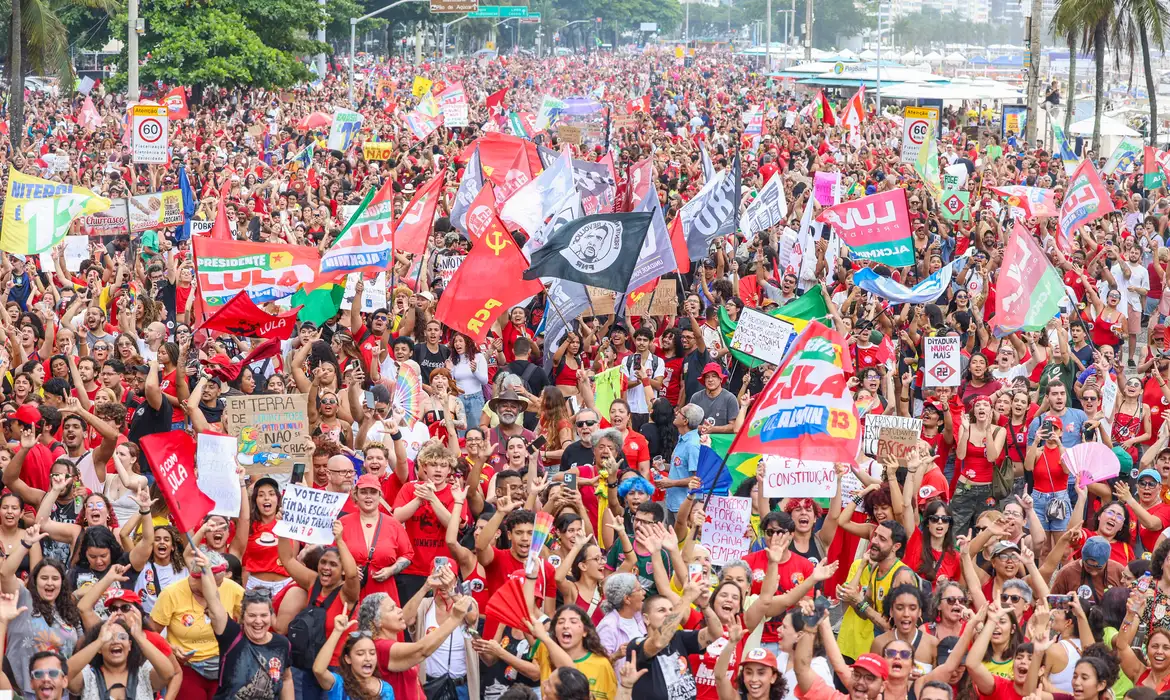 Ato Pela Democracia Em Copacabana Reúne Milhares Por Lula - Imagem do artigo original