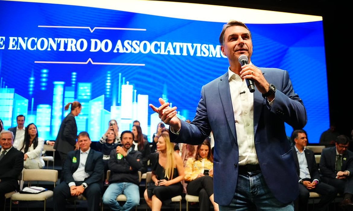 Flávio Bolsonaro visita pai e busca apoio político em SP - Imagem do artigo original