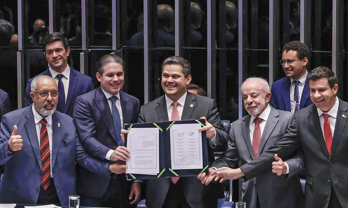 Fim da Escala 6×1: Alcolumbre Homenageia Paim por Luta Histórica - Imagem do artigo original