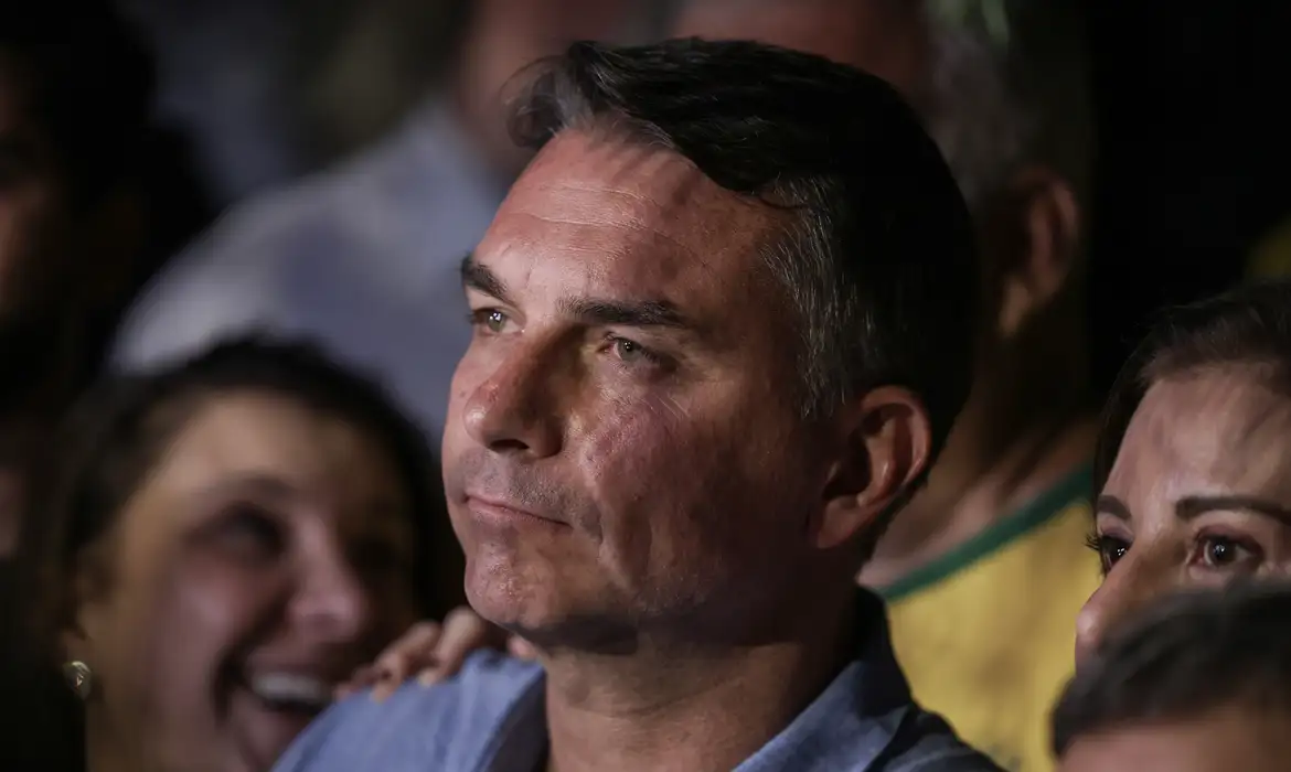 Flávio Bolsonaro na Sabatina Globo: Negações e Acusações - Imagem do artigo original
