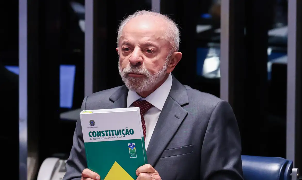 Lula celebra fim da jornada 6×1 em MG durante campanha - Imagem do artigo original