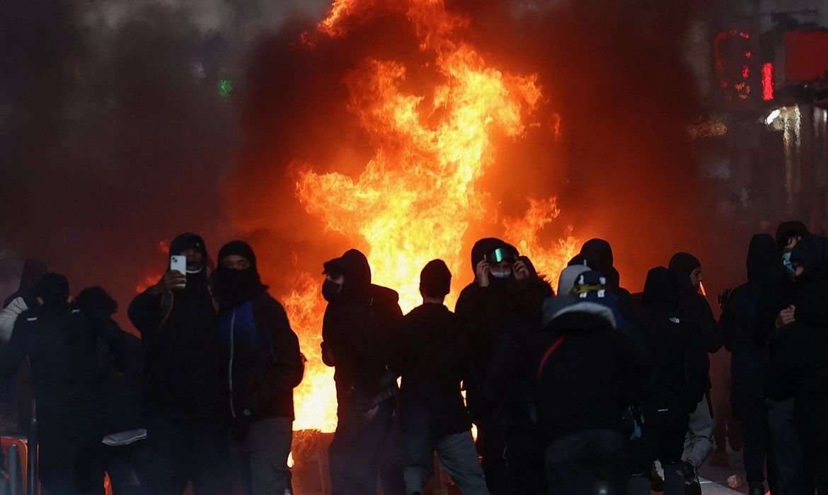 Protestos na França: Tensões Persistem e Prejuízos se Acumulam - Imagem do artigo original