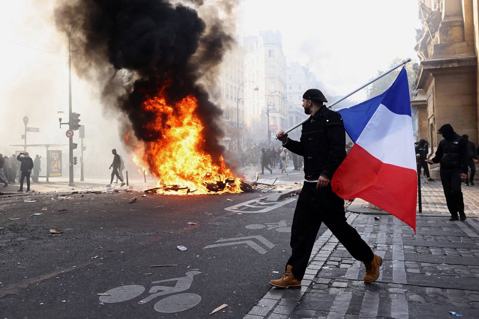 Justiça Suspende Proibição; Milhares Saem em Protestos em Paris - Imagem do artigo original