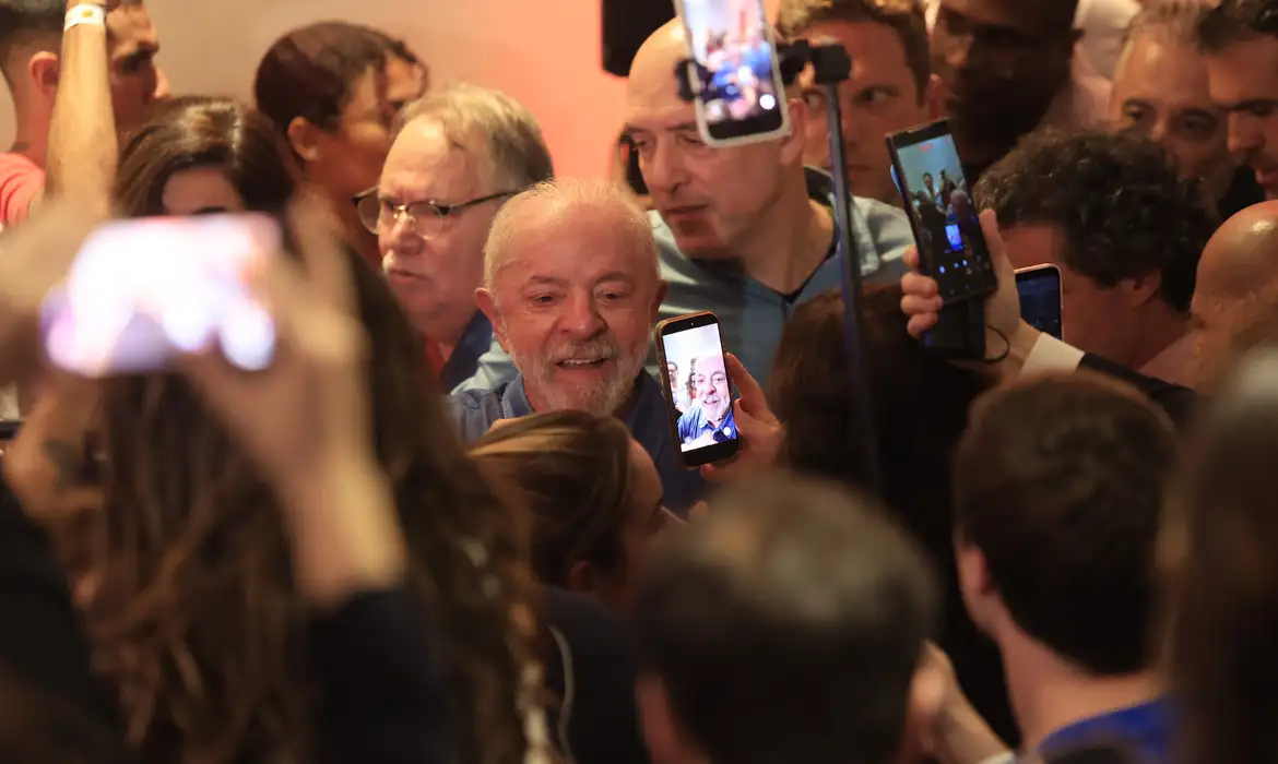 Lula celebra vitória, agradece e fala em regular digitais - Imagem do artigo original