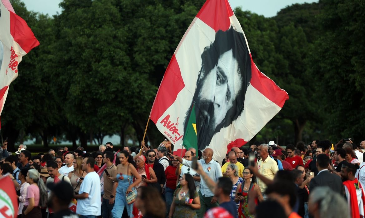 Lula e Eleitores Idosos Celebraram Aniversário Emocionante - Imagem do artigo original