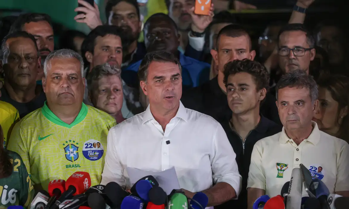 PF Investiga Fuga de Flávio Bolsonaro do Brasil Após Ordem do STF - Imagem do artigo original
